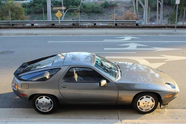 1983 Porsche 928 CD Player, Leather Seats, Sunroof /Anti-Lock Brake - photo 3