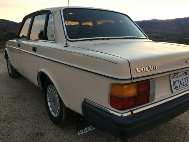 1983 Volvo 240 DL - photo 3