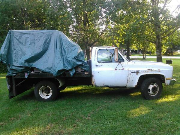 1984 C30 1 Ton Chevy Scottsdale Truck, Flat bed with Lift Gate (no reserve) 1984 Chevrolet C/K Pickup 3500 Scottsdale