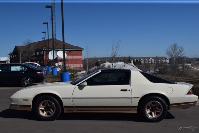 1984 Chevrolet Camaro 1984 Chevrolet Camaro Z/28 V8 One Owner, 48K MILES - photo 4