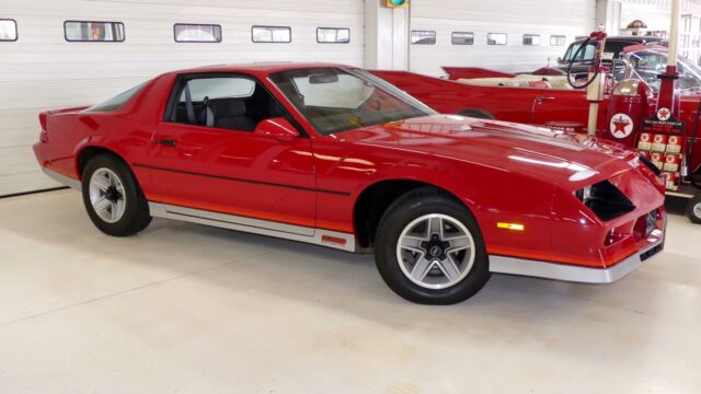 1984 Chevrolet Camaro Z28 27999 Miles Red 2 Door V8 5L Manual 5-Speed 1984 Chevrolet Camaro Z28