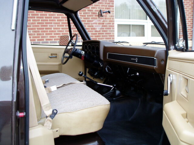 1984 Chevrolet C/K Pickup 2500 Custom Deluxe 4x4 - photo 6
