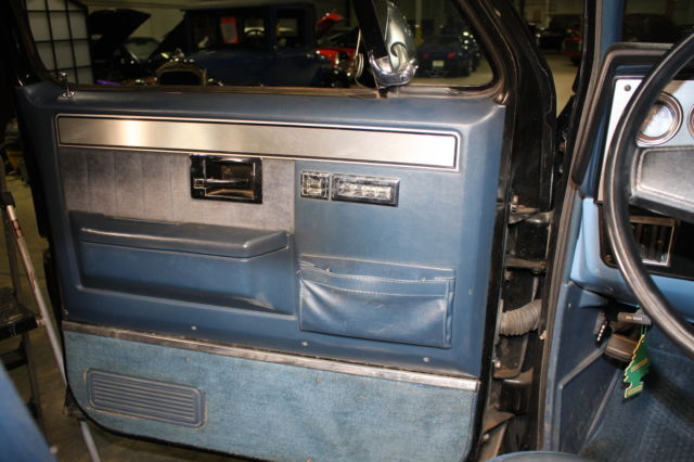 1984 Chevrolet Suburban - photo 10