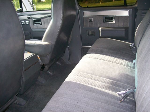 1984 Chevrolet Suburban - photo 12