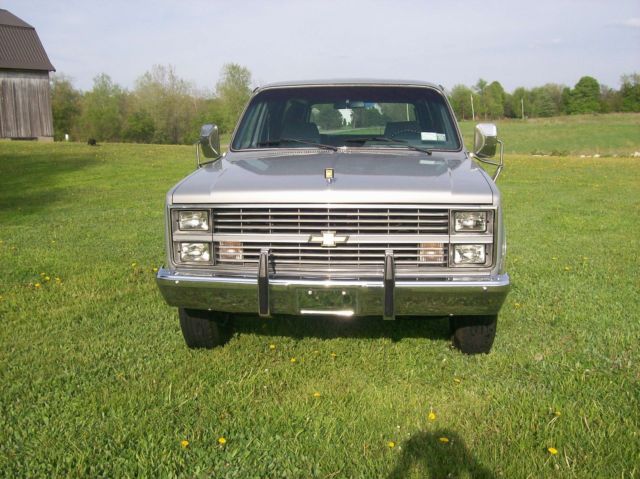1984 Chevrolet Suburban - photo 2