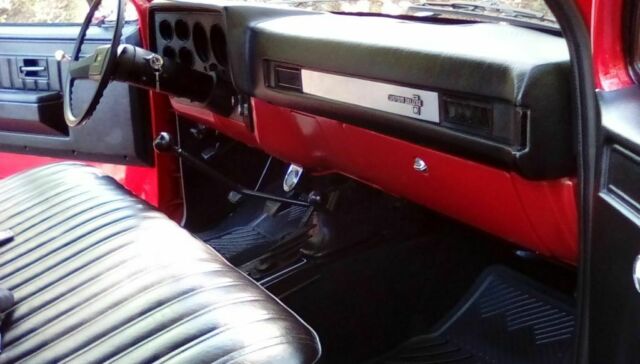 1984 Chevrolet C-10 custom deluxe short bed 4x4 pickup - photo 5
