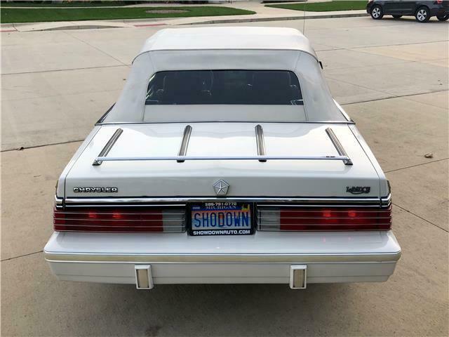 1984 Chrysler LeBaron Town & Country - photo 9