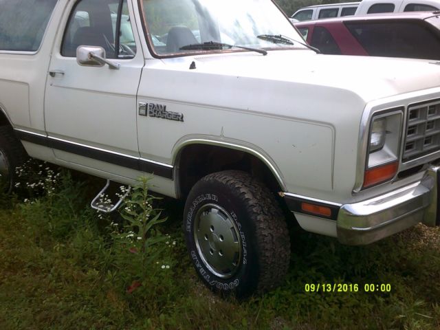 1984 dodge RAMCHARGER Ca. and FLA all its life BARN FIND 95% original paint 1984 Dodge Ramcharger