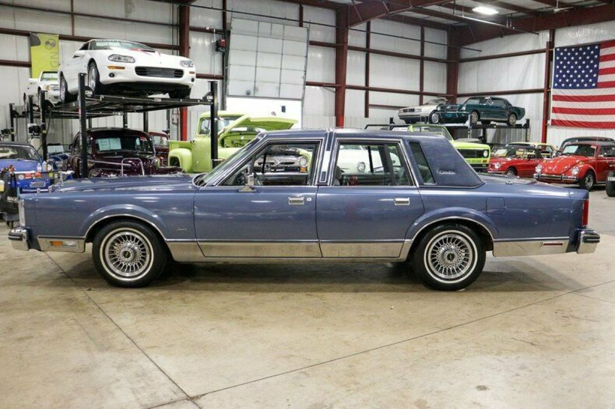 1984 Lincoln Town Car - photo 2
