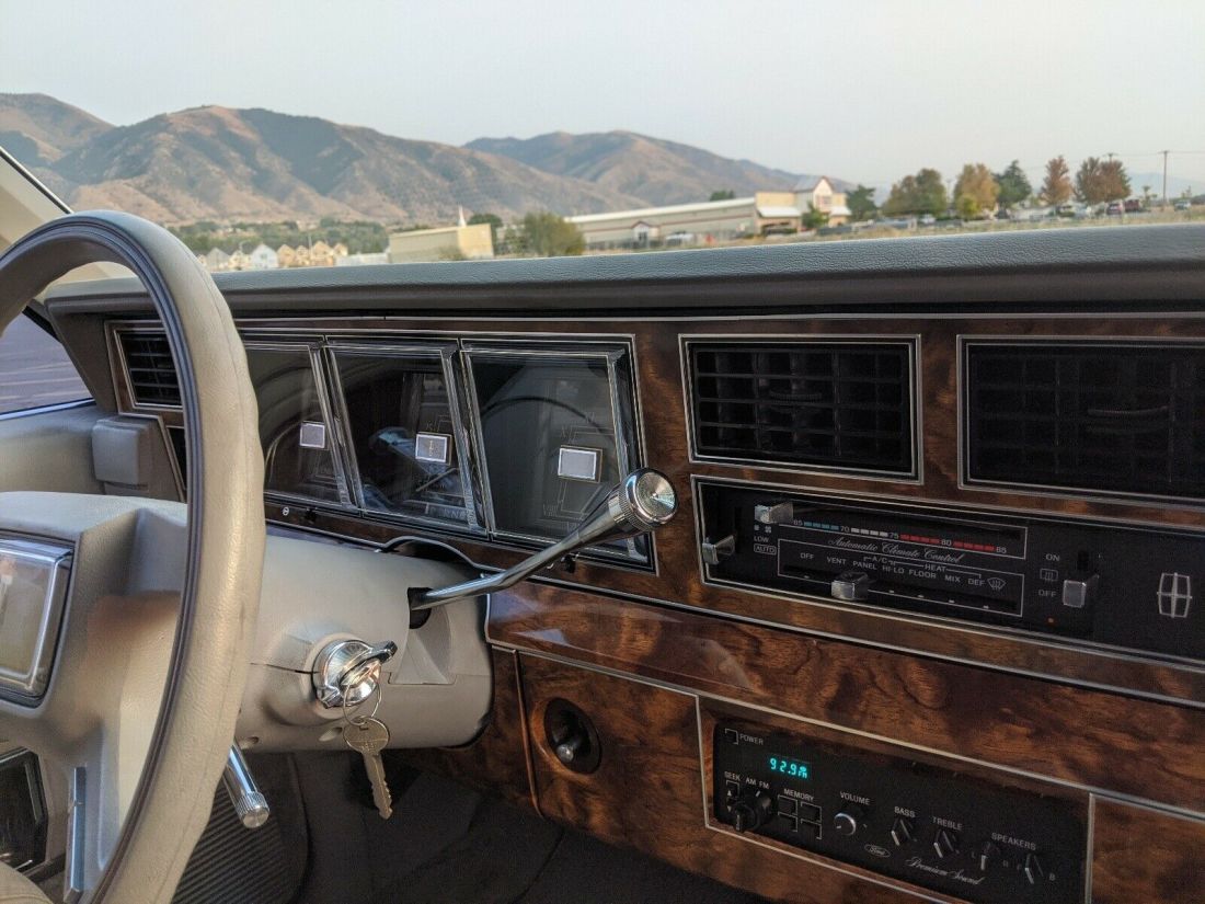 1984 Lincoln Town Car - photo 8