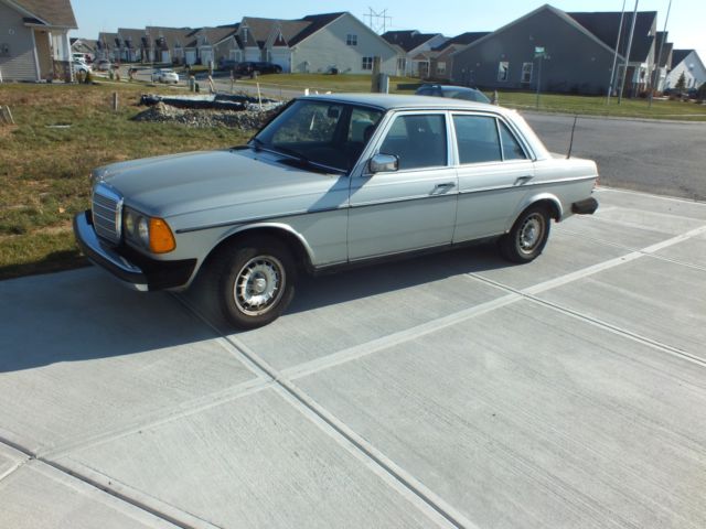 1984 Mercedes 300 DT 1984 Mercedes-Benz 300-Series 4S
