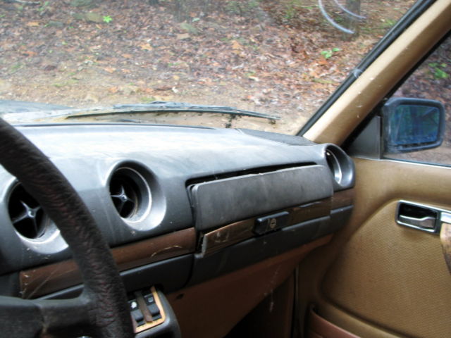 1984 Mercedes-Benz 300-Series Damaged front fender... not operable - photo 10