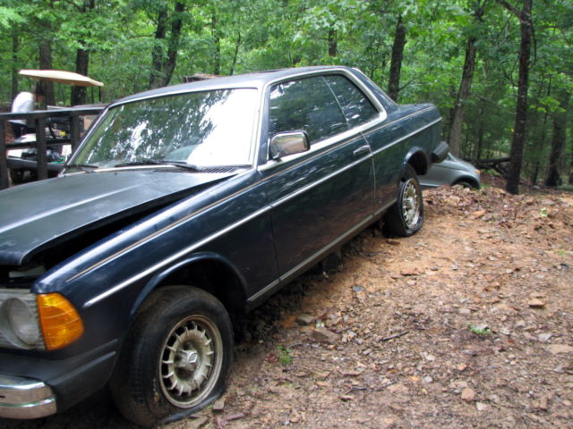 1984 Mercedes-Benz 300-Series Damaged front fender... not operable - photo 3