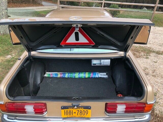 1980 Mercedes-Benz 200-Series - photo 13