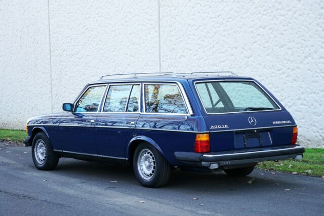 1984 Mercedes-Benz 300-Series 300TD-T  RUNS AND DRIVES GREAT SUPER CLEAN - photo 2