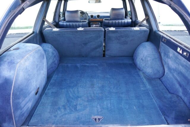 1984 Mercedes-Benz 300-Series 300TD-T  RUNS AND DRIVES GREAT SUPER CLEAN - photo 9