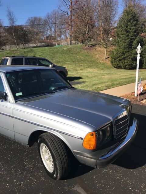 1984 Mercedes-Benz 300-Series DT