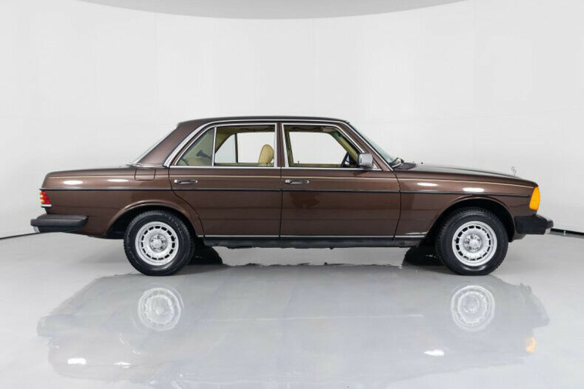 1984 Mercedes-Benz 300-Series 300D 28k Miles - photo 12