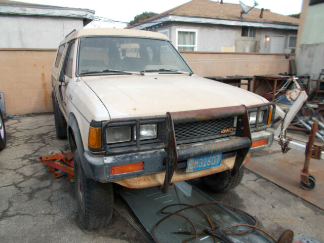 1984 NISSAN 4X4 BUSHMASTER, VERY RARE, PREDECESSOR TO THE PATHFINDER, NO ENGINE 1984 Nissan 720