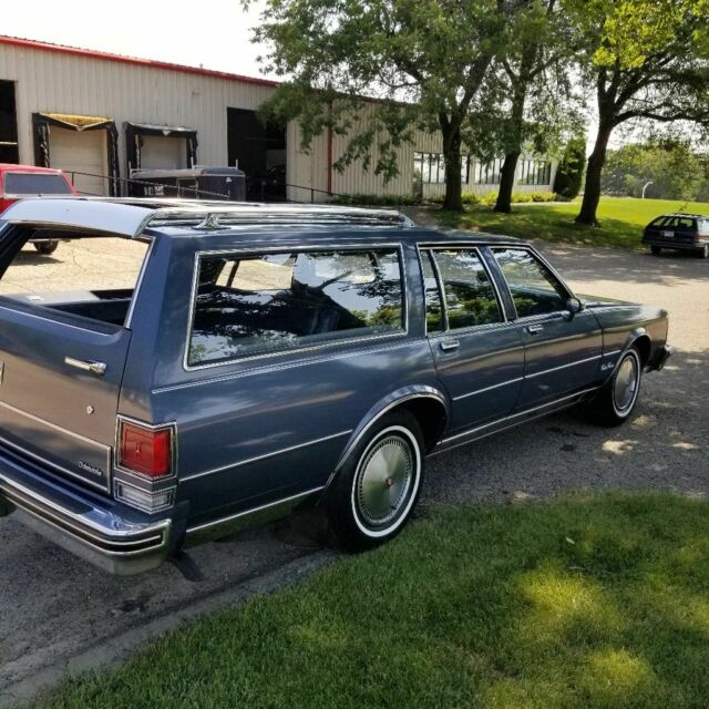 1984 Oldsmobile Custom Cruiser - photo 2