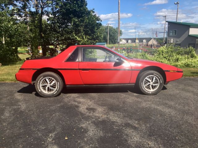 1984 Pontiac Fiero - photo 2