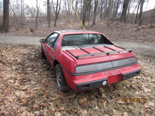 1984 Pontiac Fiero SE - photo 2
