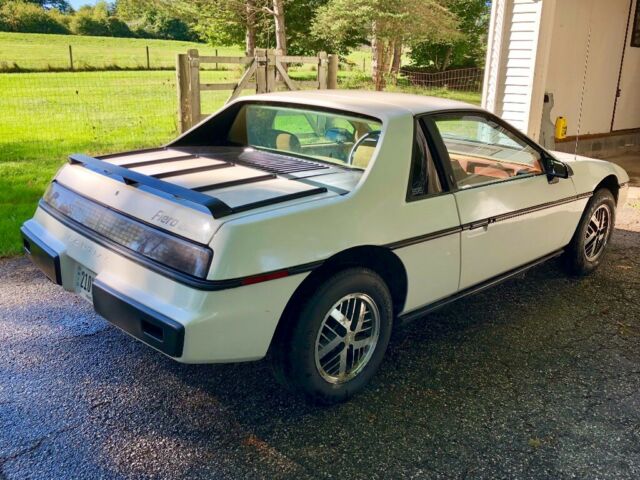 1984 Pontiac Fiero - photo 2