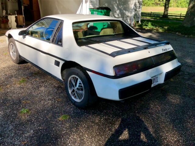 1984 Pontiac Fiero - photo 3
