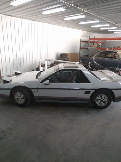 1984 Pontiac Fiero - photo 2