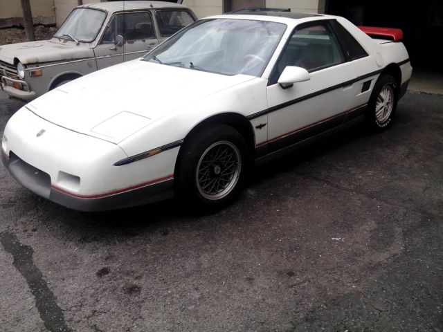 1984 Pontiac Fiero - photo 2