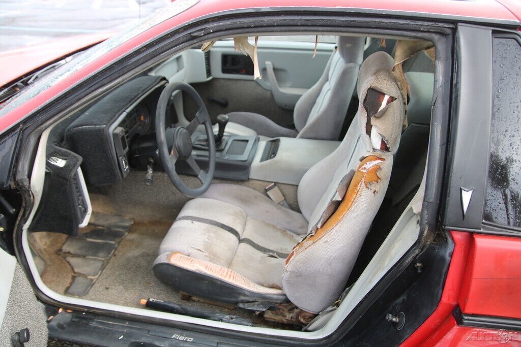 1984 Pontiac Fiero SE - photo 12
