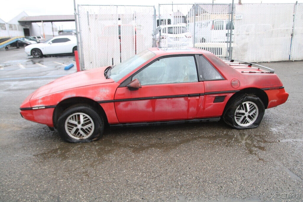 1984 Pontiac Fiero SE - photo 3