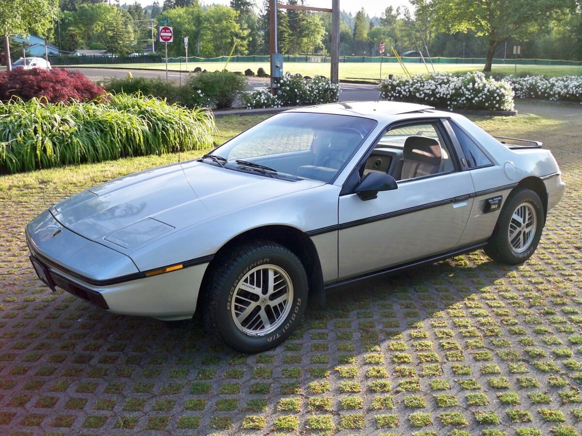 1984 Pontiac Fiero SE - photo 2