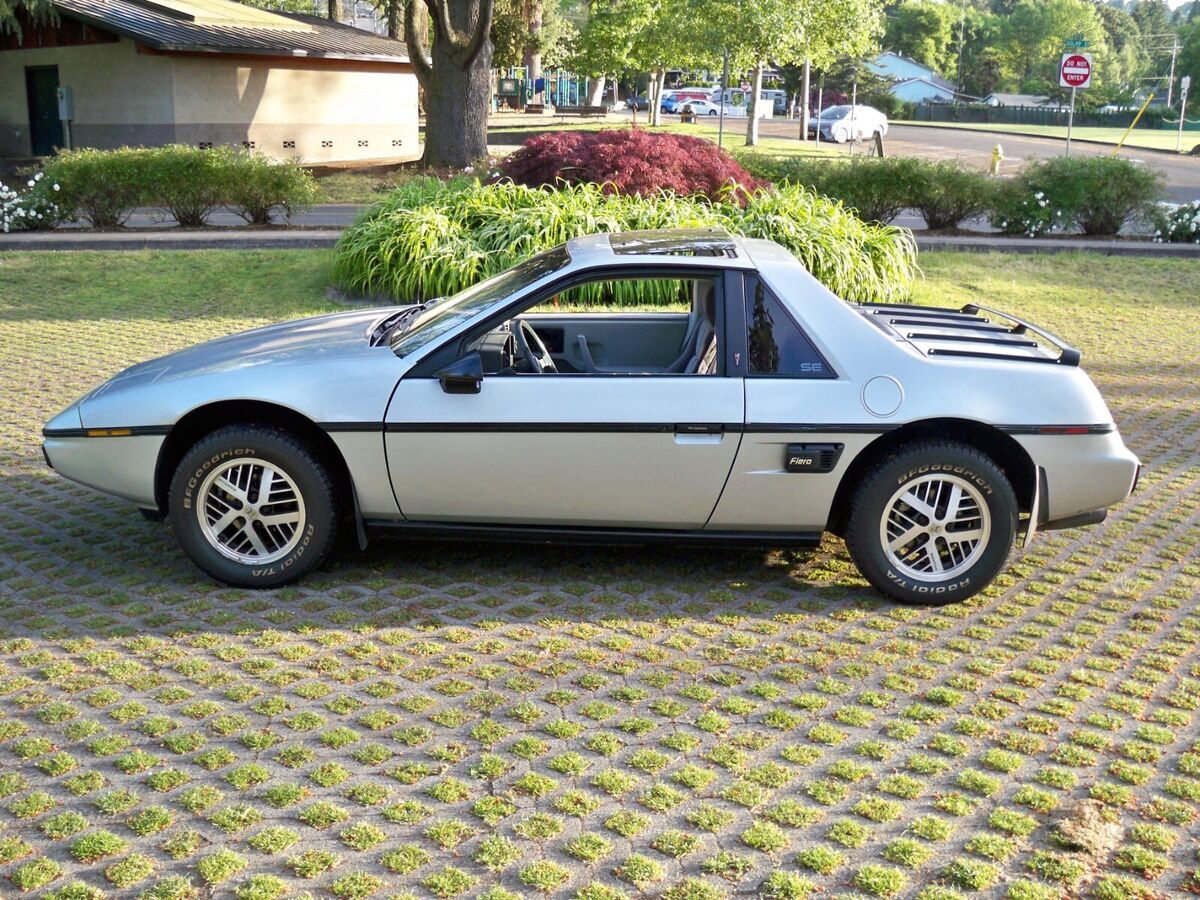 1984 Pontiac Fiero SE - photo 3