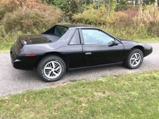 1984 Pontiac Fiero SE - photo 2