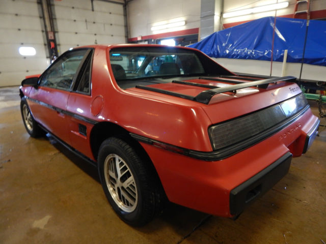 1984 Pontiac Fiero - photo 2