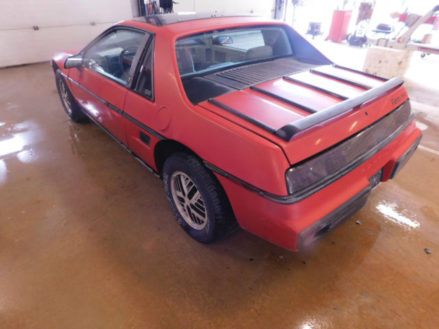 1984 Pontiac Fiero SE - photo 3