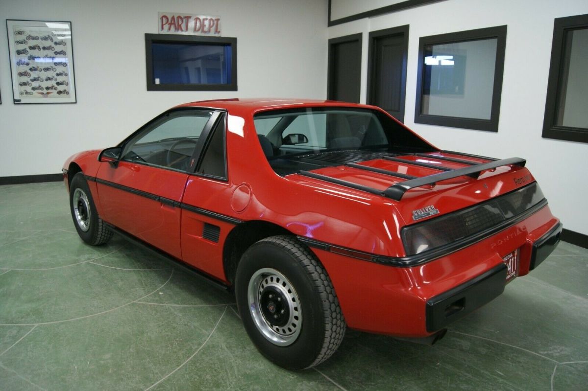 1984 Pontiac Fiero - photo 2