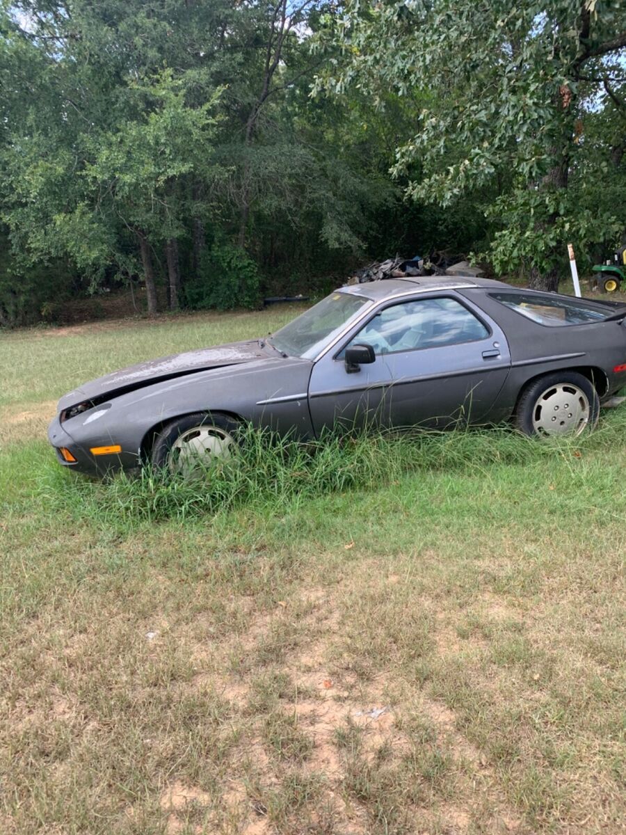 1984 Porsche 928 needs a lot of work does not run comes as is no returns 1984 Porsche 928 S