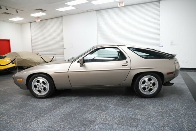 1984 Porsche 928 -- - photo 5
