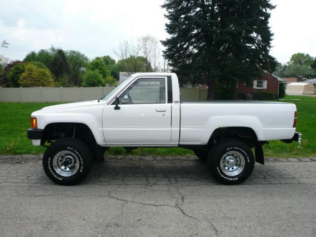 1984 TOYOTA 4X4 PICKUP W/STRAIGHT FRONT AXLE AND LEAF SPRINGS RESTORED!! 1984 Toyota 4X4 PICKUP STANDARD CAB