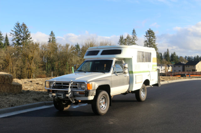1984 Toyota Chinook 4X4 Camper, pop top, straight axle 1984 Toyota Tacoma Chinook