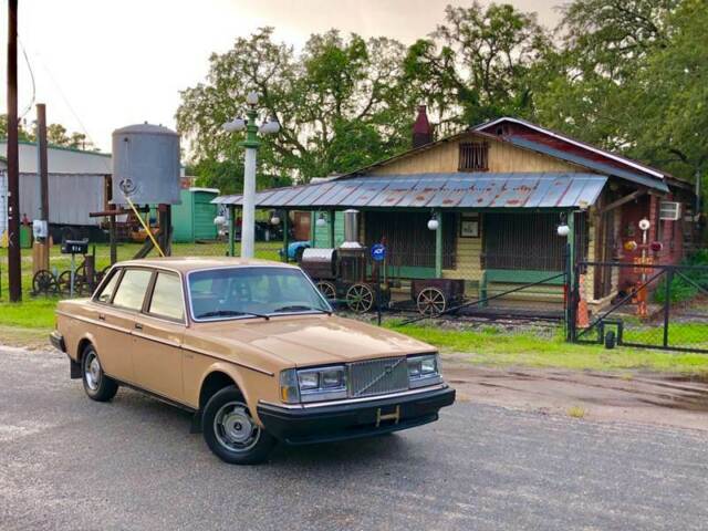1984 Volvo 240 DL 4dr Sedan - photo 4