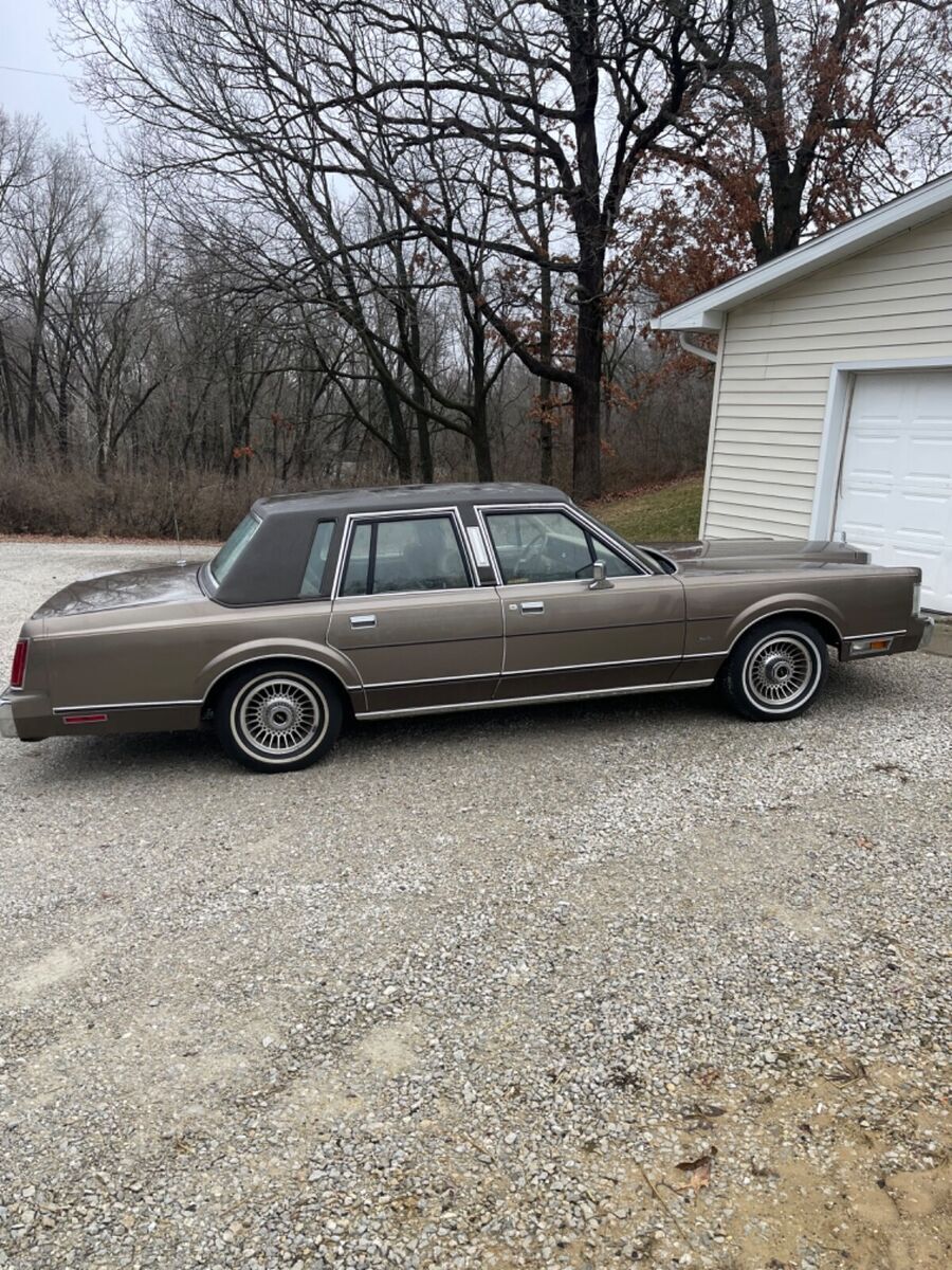 1985 Lincoln Town Car - photo 2