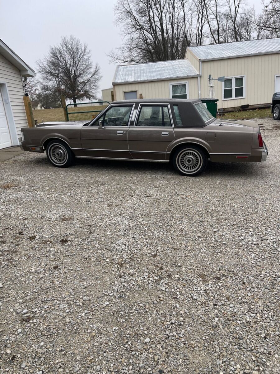 1985 Lincoln Town Car - photo 4