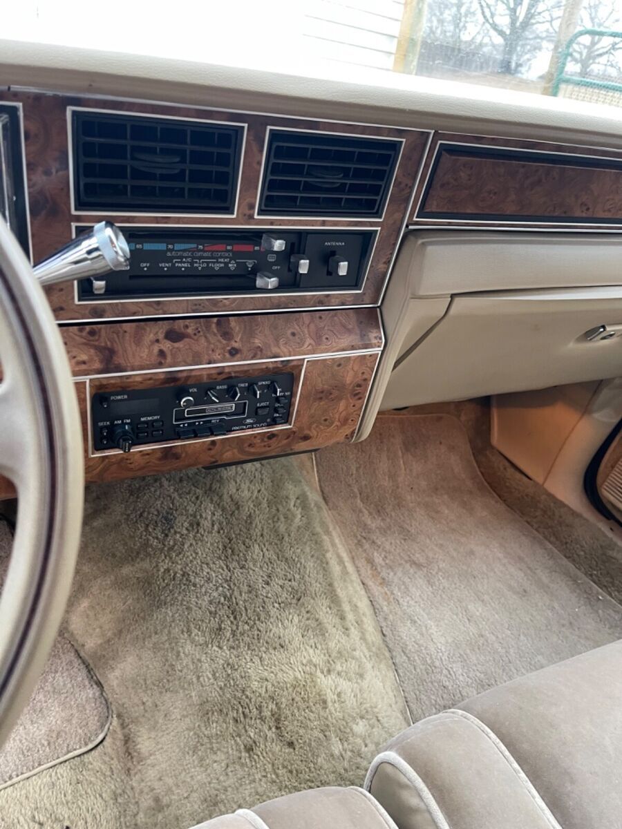 1985 Lincoln Town Car - photo 8