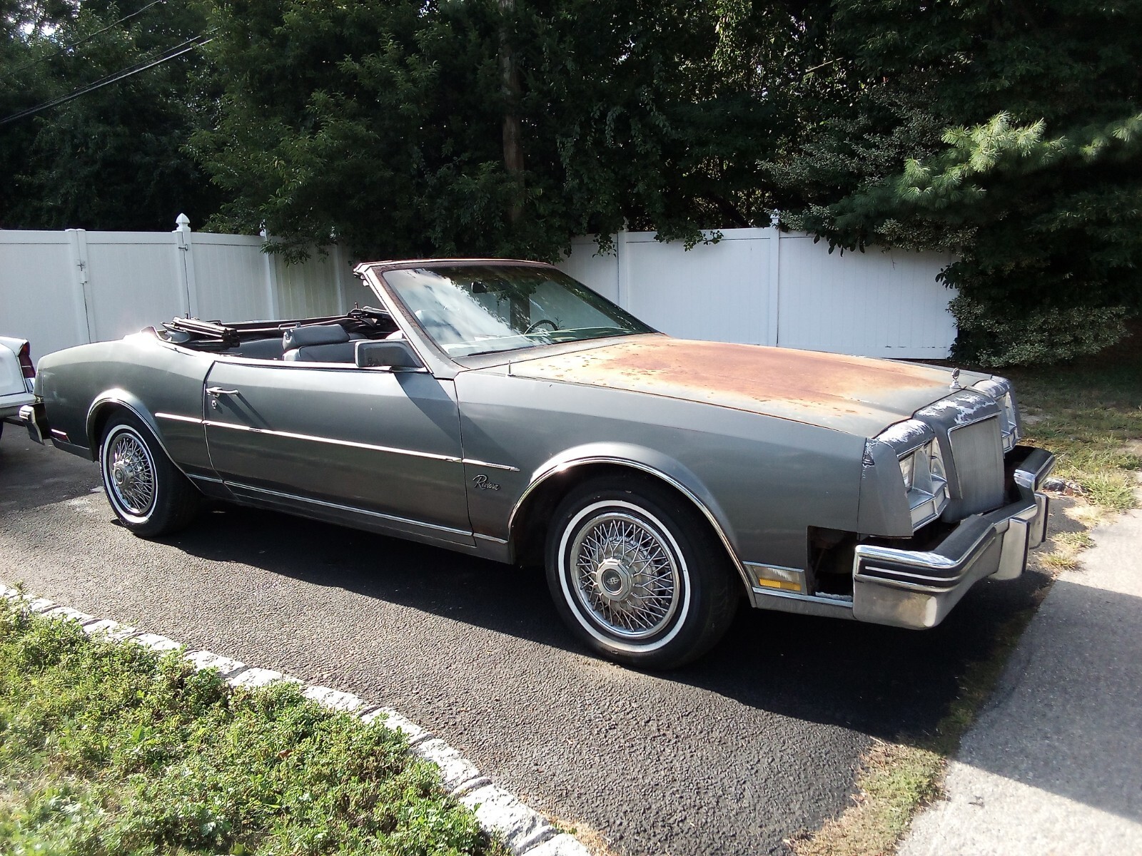 1985 Buick Riviera - photo 2