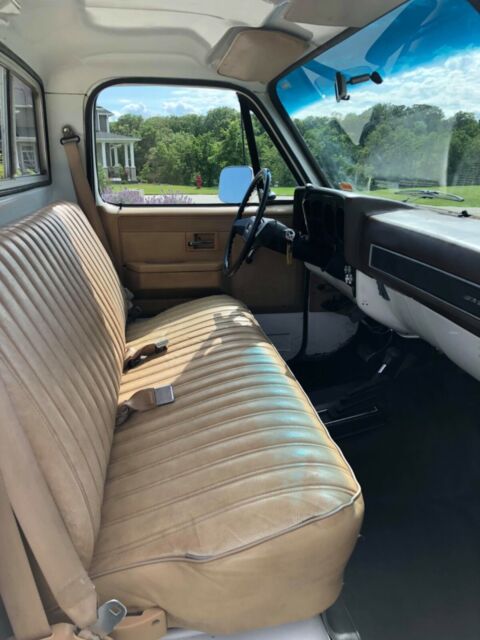 1985 Chevrolet C/K Pickup 2500 Custom Deluxe - photo 9