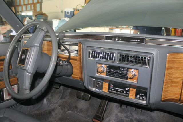 1985 Cadillac Fleetwood Brougham - photo 9