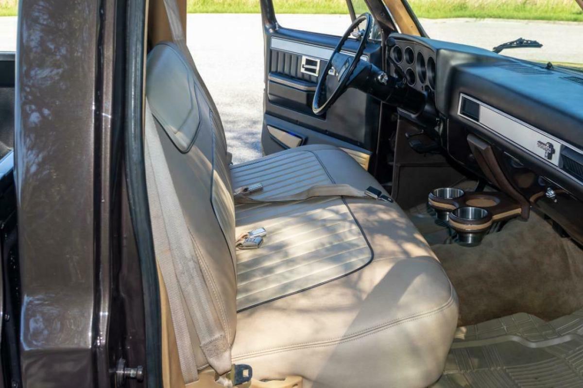 1985 Chevrolet C-10 Pickup - photo 12